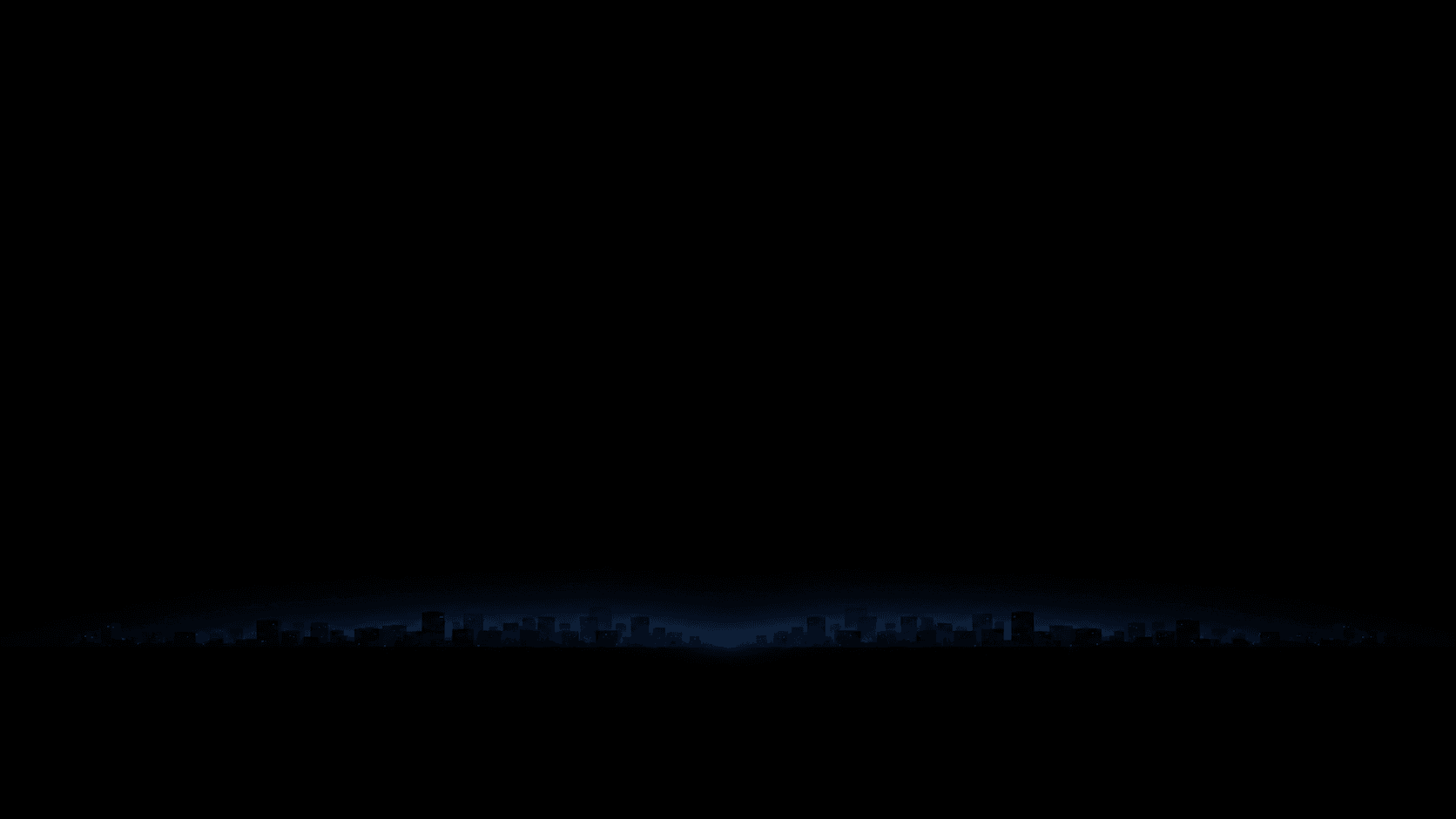 Une ligne d'horizon urbaine très lointaine : des silhouettes basses et pâles posées au tiers inférieur d'un ciel noir.